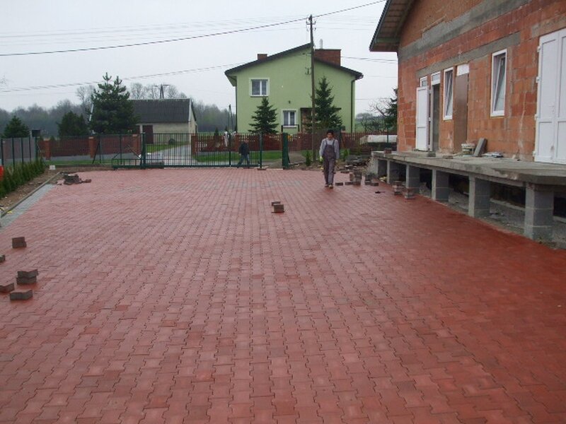 Układanie nawierzchni z kostki przy budynku